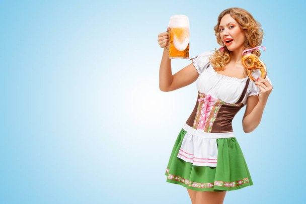 Piękna seksowna kelnerka Oktoberfest - Zdjęcie, obraz