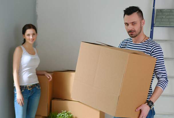 Happy young couple moving in new house - Foto, afbeelding