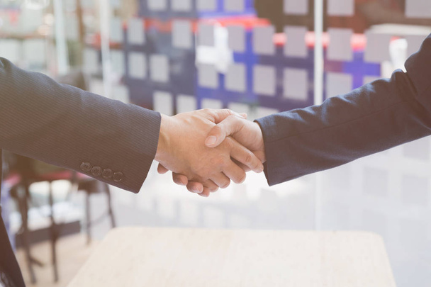 zakenman handshaking na vergadering in kantoor - teamwork, coop - Foto, afbeelding
