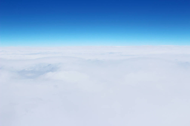 Σύννεφα, μια άποψη από το παράθυρο του αεροπλάνου - Φωτογραφία, εικόνα