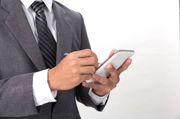 молодий азіатський бізнесмен в сірому костюмі з використанням мобільного смарт-фені
 - Фото, зображення