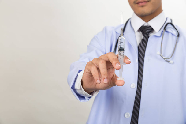 Arzt mit Spritze bereitet sich auf medizinische Injektion vor - Foto, Bild
