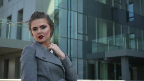 A beautiful young caucasian business woman walking outside office building - Filmmaterial, Video