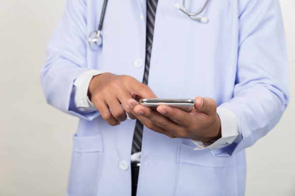 Врач-медик работает с мобильным смартфоном - Medical techno
 - Фото, изображение