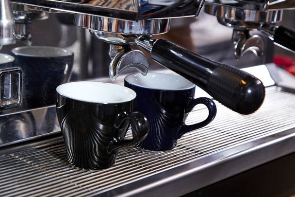 Barista-Maschine beim Kaffeekochen - Foto, Bild