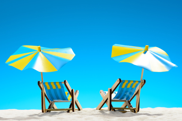 Dos tumbonas en la playa en el fondo del cielo azul
 - Foto, Imagen