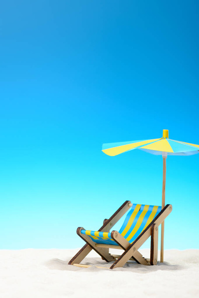 Сонячне ліжко на пляжі на тлі блакитного неба
 - Фото, зображення
