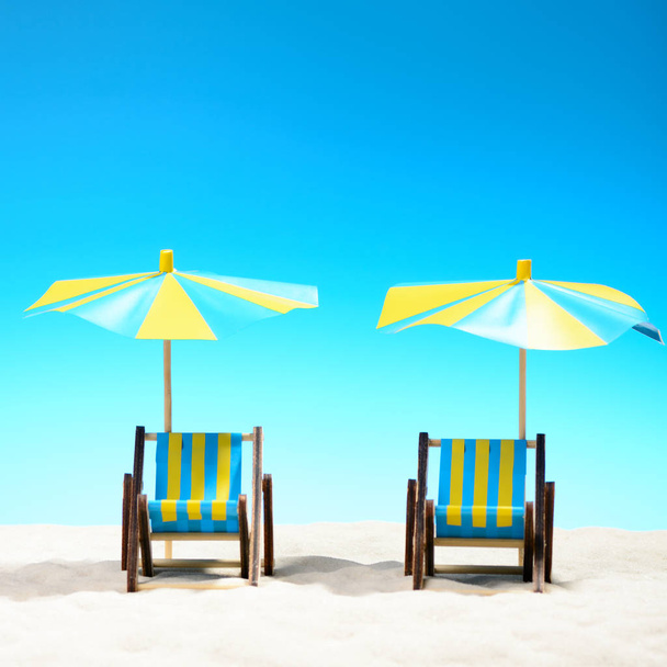 Dos tumbonas en la playa en el fondo del cielo azul
 - Foto, imagen