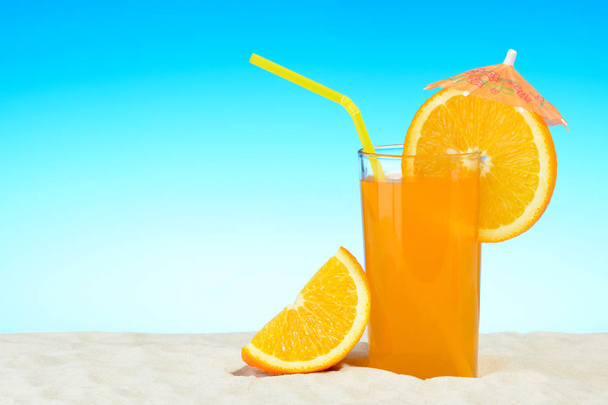 Sahilde portakal suyu bir bardak - Fotoğraf, Görsel