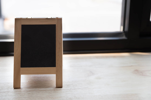 tableau noir avec espace vide pour le texte sur la table en bois
 - Photo, image