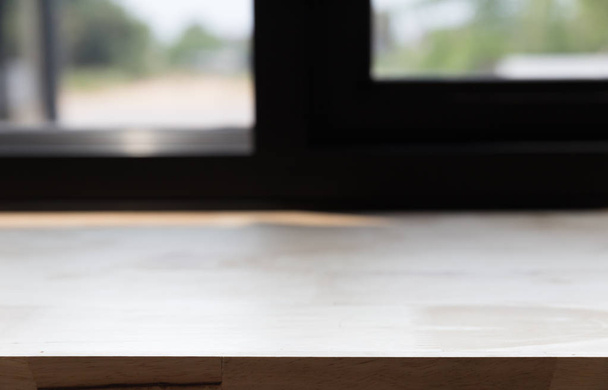 ξύλινο τραπέζι δίπλα παράθυρο για μοντάζ ή να εμφανίσετε το προϊόν σας - Φωτογραφία, εικόνα
