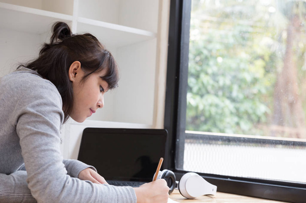 азиатка девочка-подросток учится в школе. Студенческая ложь и
 - Фото, изображение