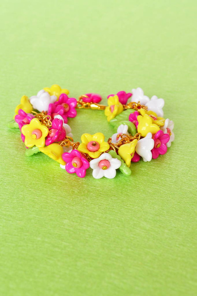 Bracelet fait avec des fleurs en plastique
  - Photo, image