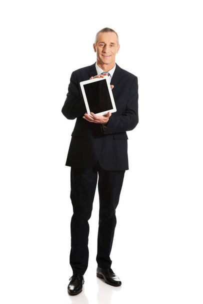 Happy businessman holding digital tablet - Фото, зображення
