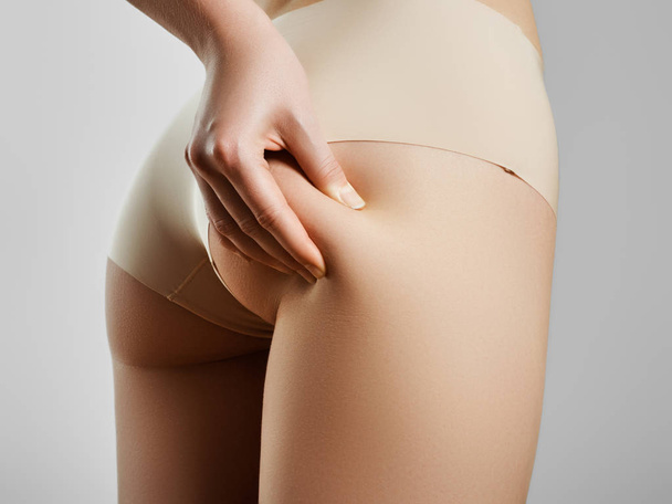 Сексуальная молодая женщина в нижнем белье с худым телом, сидящая на диете
 - Фото, изображение