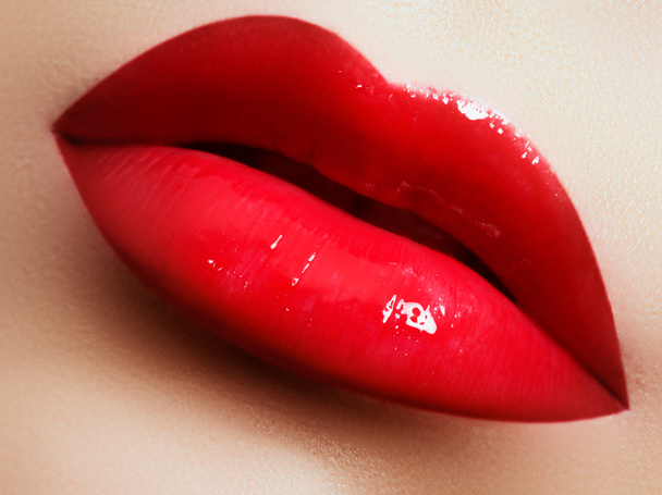 Güzellik kadın yüzü. Profesyonel parlak dudak makyaj. Pembe dudak parlatıcısı ve ruj - Fotoğraf, Görsel