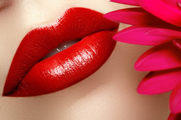 Los labios rojos. Primeros planos hermosos labios rojos femeninos. Cara de belleza
 - Foto, Imagen