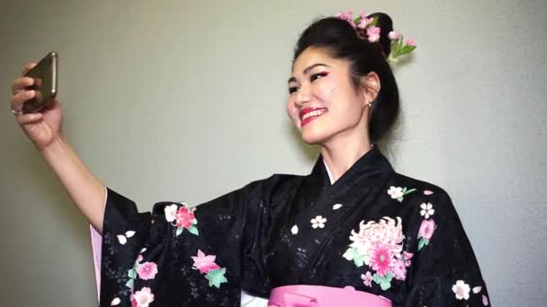 hermosa geisha en tradicional japonés kimono haciendo selfie
 - Imágenes, Vídeo
