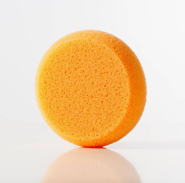 Close-up van een oranje spons  - Foto, afbeelding