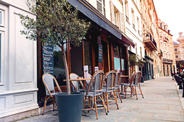 Paris, Frankreich Restaurant, Tische auf der Straße  - Foto, Bild