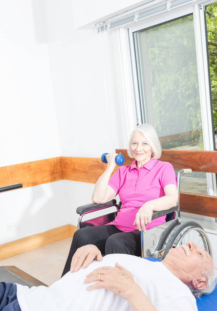 Exercícios de reabilitação para idosos
 - Foto, Imagem