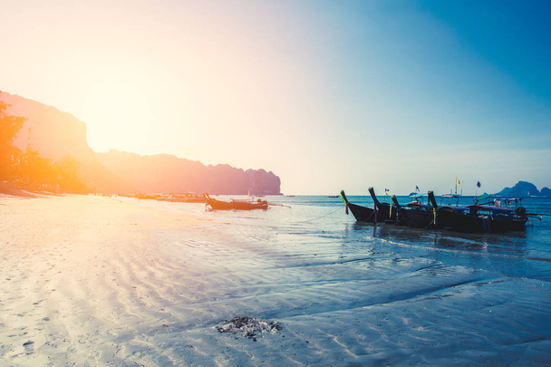 Thaimaa kesä matkustaa meri, Thaimaan vanha puuvene meren rannalla Krabi Phi Phi Island Phuket Park valkoisella hiekalla sininen taivas smaragdi vihreä valtameri vesi
. - Valokuva, kuva