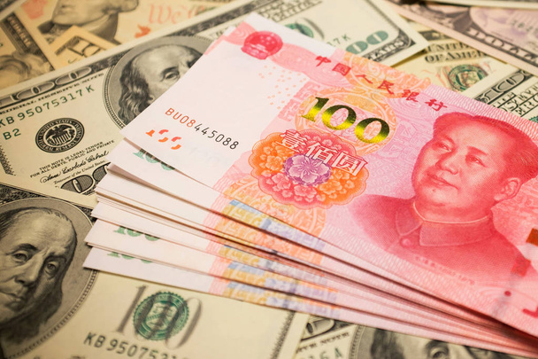 Nota dello Yuan cinese e sfondo del dollaro USA (concetto di tasso di cambio) - Foto, immagini