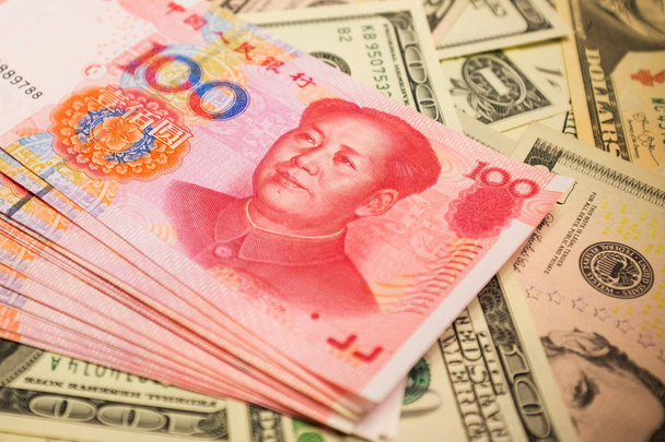 Chinese Yuan Note en Amerikaanse dollar achtergrond (wisselkoersconcept) - Foto, afbeelding