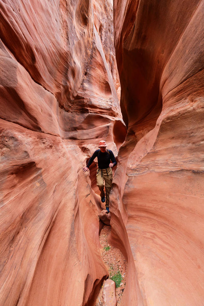 Mann in Schlitzschlucht in Grand Treppe escalante Nationalpark - Foto, Bild
