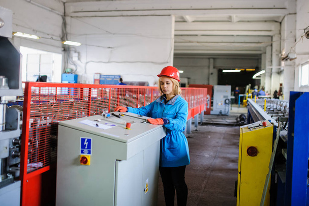 Kırmızı kask kadında sanayi işçisi işe - Fotoğraf, Görsel