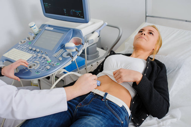 Lääkäri tekee potilaan naiset vatsan ultraääni
. - Valokuva, kuva