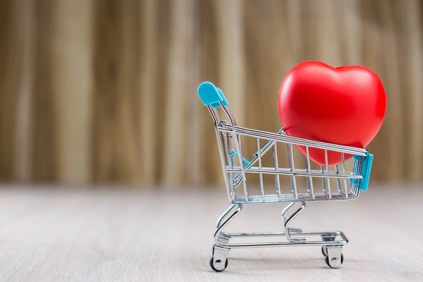 Red heart in the shopping cart - Фото, зображення
