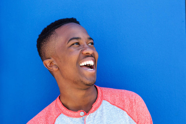 uomo ridere contro sfondo blu
  - Foto, immagini