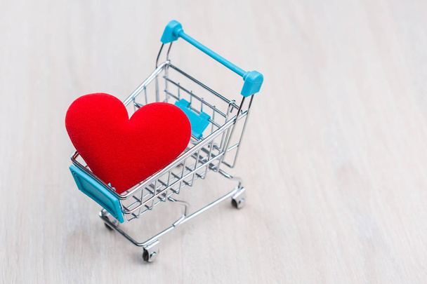 Red heart in the shopping cart - Zdjęcie, obraz