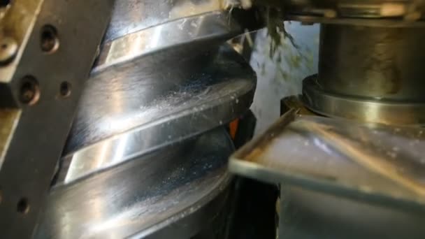 refrigerante que fluye hacia abajo en la fresadora
 - Metraje, vídeo