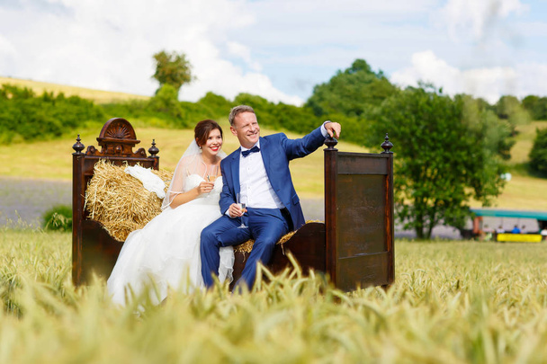 Pareja feliz boda en campo de trigo
 - Foto, imagen