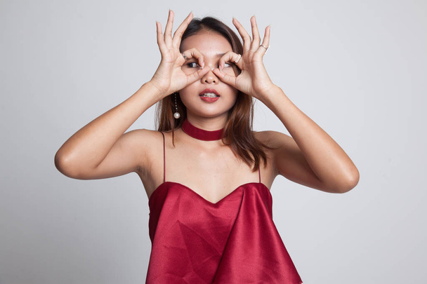 Asian woman do funny  double OK sign as glasses. - Foto, imagen