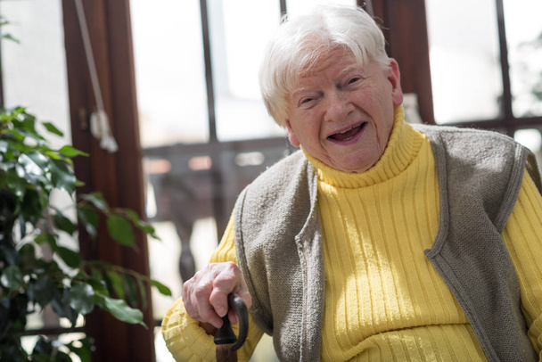 portré egy boldog idős nőről - Fotó, kép