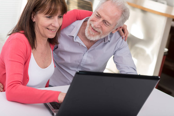 Happy mature couple using laptop - Foto, Imagem