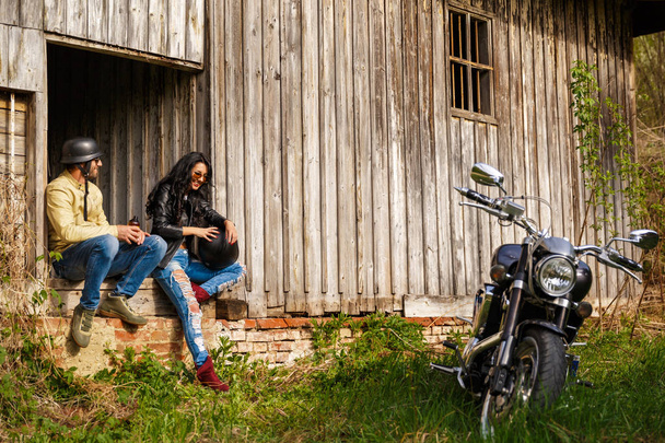Beau jeune couple avec une moto classique
 - Photo, image
