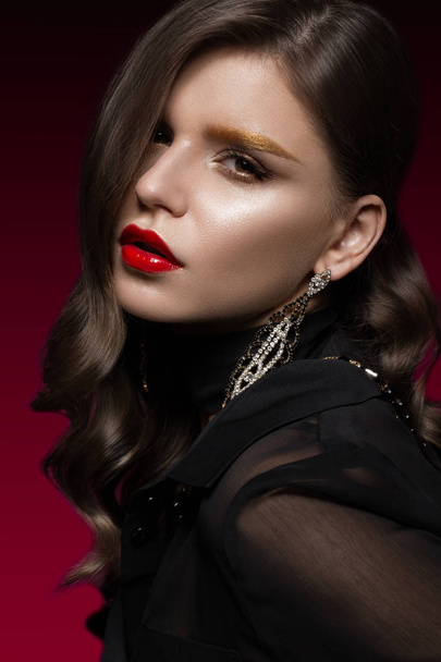 Mooi meisje met rode lippen en gouden wenkbrauwen, krullen in Hollywood-stijl. Schoonheid gezicht. - Foto, afbeelding