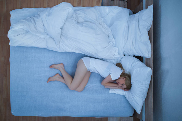 Woman Sleeping On Bed - Zdjęcie, obraz