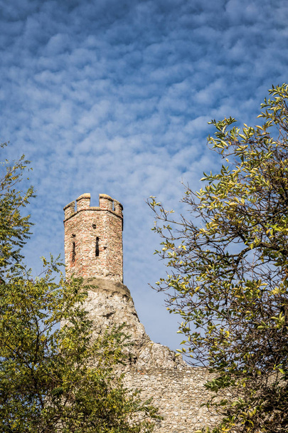 Maiden tower, Devin Castle, csak kék Pozsony városán kívül eső  - Fotó, kép