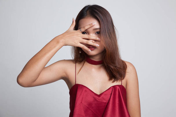 Beautiful young Asian woman peeking through fingers. - Valokuva, kuva