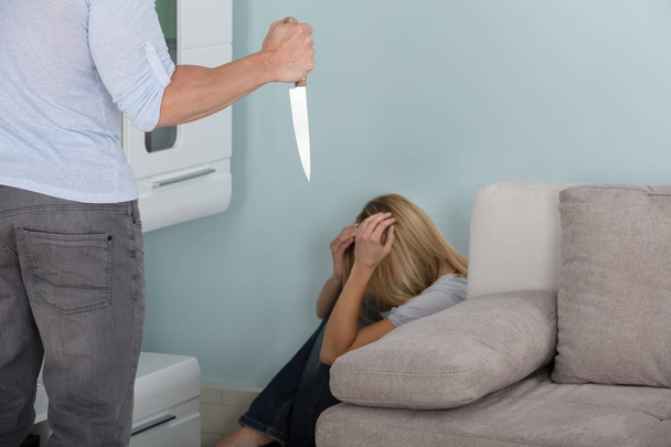 Muž žena ohrožuje nožem  - Fotografie, Obrázek