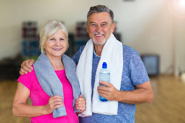 Senior pareja haciendo ejercicio en el gimnasio
 - Foto, imagen