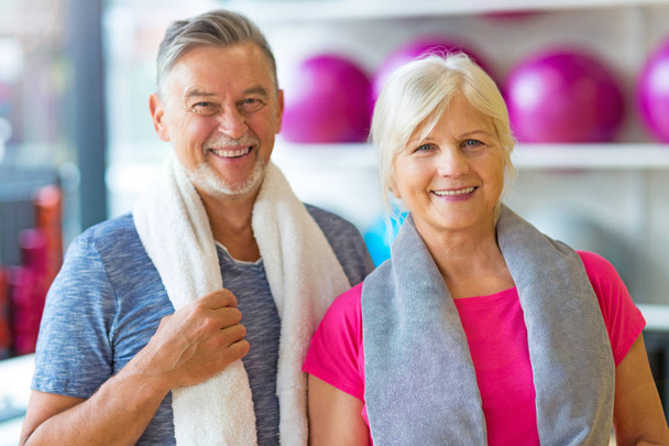 Seniorenpaar trainiert im Fitnessstudio - Foto, Bild