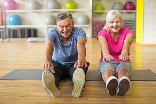 Senior couple exercising in gym - Φωτογραφία, εικόνα