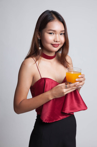 Young Asian woman drink orange juice. - Foto, immagini