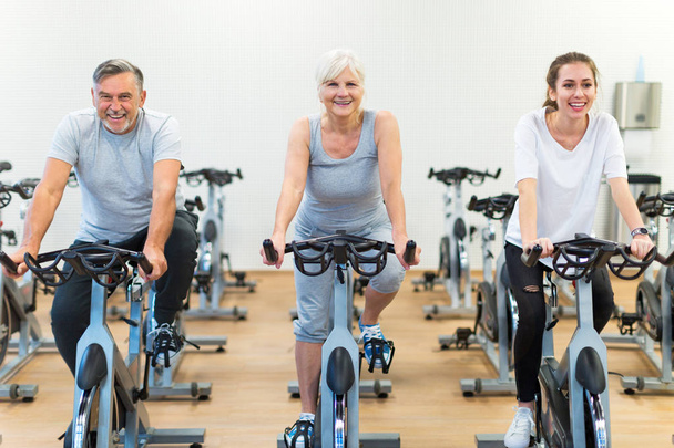 Fitness egzersizleri yapıyor yaşlılar - Fotoğraf, Görsel